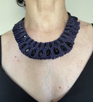 Collar terciopelo/piedras morado
