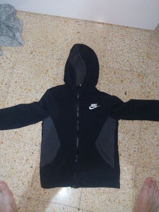 Sudadera Nike negra con capucha