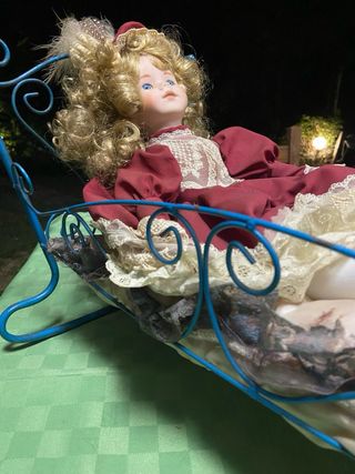 Bambola di porcellana in letto