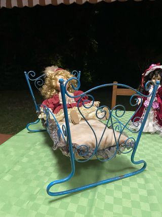Bambola di porcellana in letto