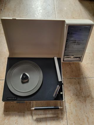 - Radio y tocadiscos
