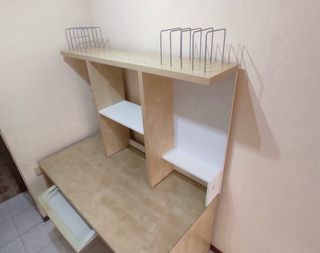 Escritorio ordenador con estantería