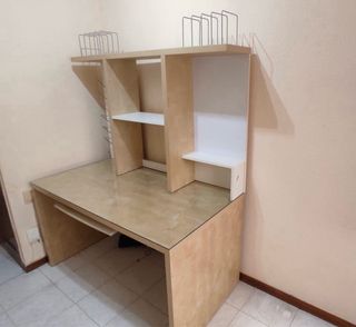 Escritorio ordenador con estantería