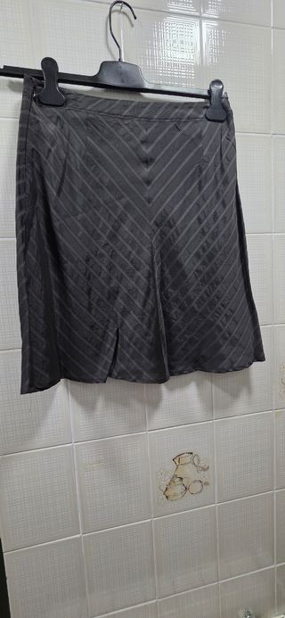 Falda negra y gris a rayas