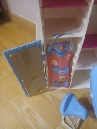 Armario Nancy: Mueble para muñecas.9€no negociabl