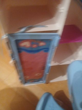 Armario Nancy: Mueble para muñecas.9€no negociabl