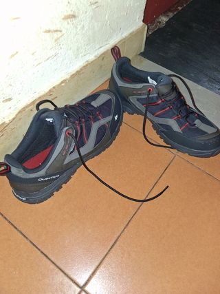 Zapatillas Quechua trekking - rojas y negras