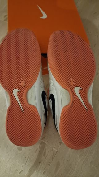 Zapatillas Nike pádel blancas y naranjas elegantes