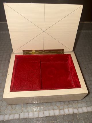 Joyero musical antiguo con retrato