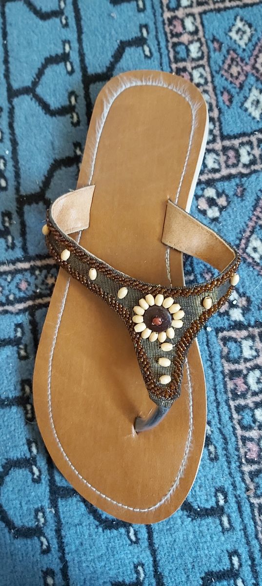 Chanclas cuero marrón.
Infradito in cuoio