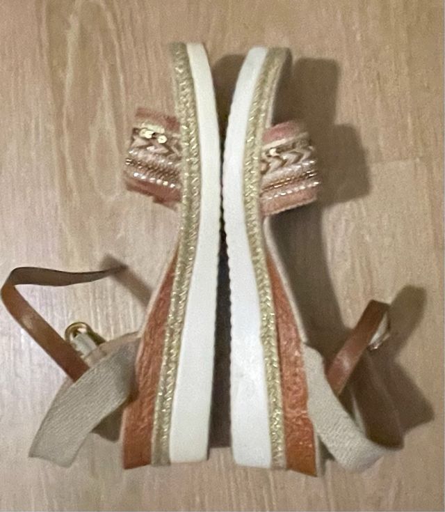 Sandalias planas beige y marrón