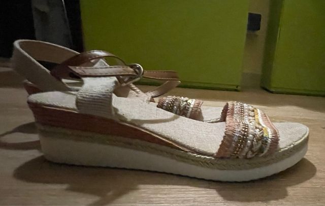 Sandalias planas beige y marrón