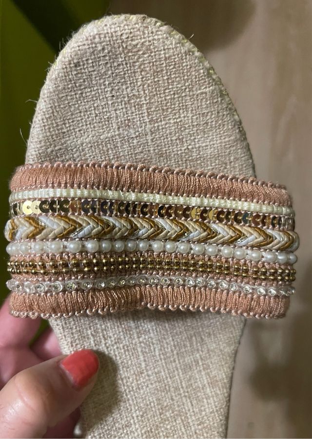 Sandalias planas beige y marrón