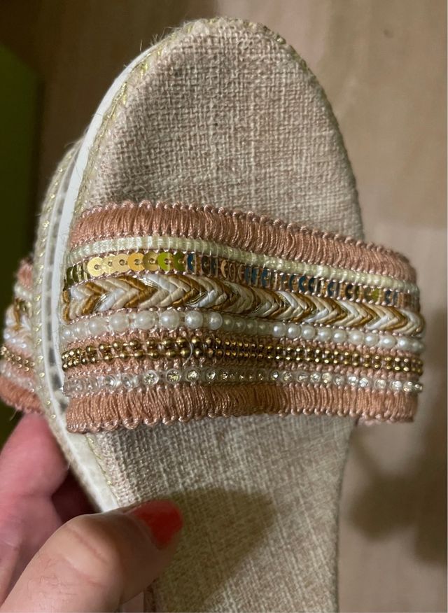 Sandalias planas beige y marrón