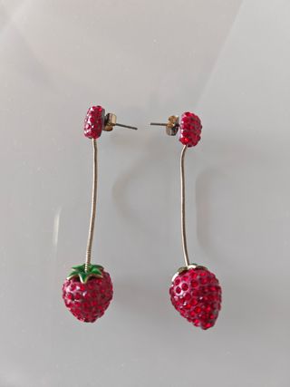 Pendientes largos con forma de fresa rojos