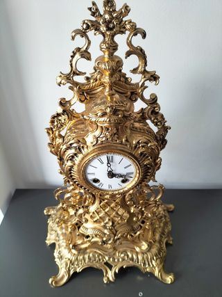 Candelabros, bandeja y Reloj dorados estilo antigu