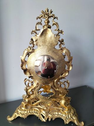 Candelabros, bandeja y Reloj dorados estilo antigu