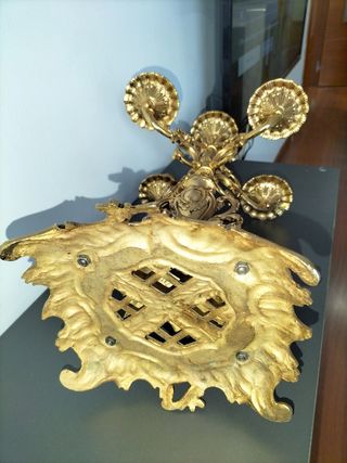 Candelabros, bandeja y Reloj dorados estilo antigu