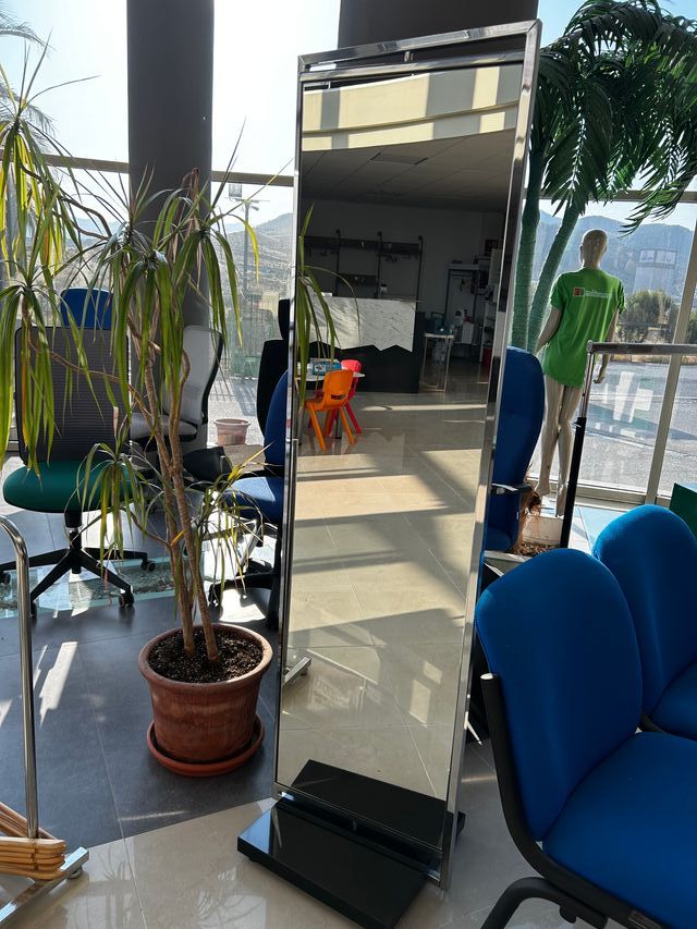 Espejo con pie de madera y bordes cromados