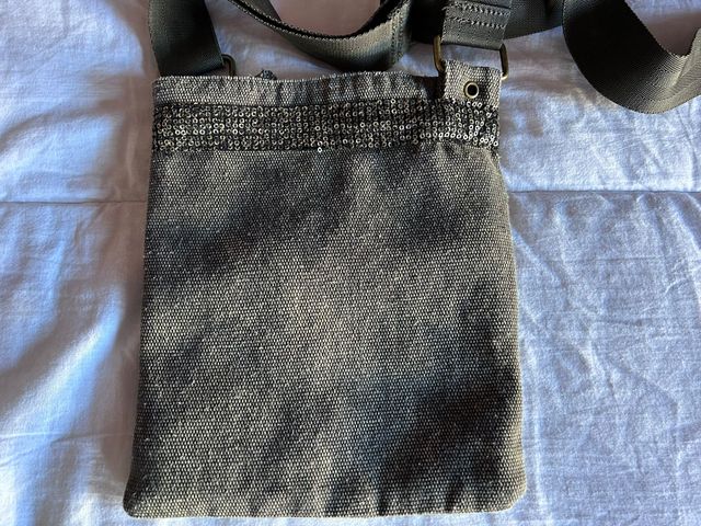 Bolso Dakine verde con lentejuelas