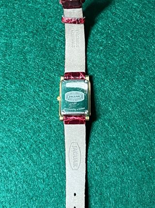 Reloj Jaguar clasico dorado y rojo vintage mujer.