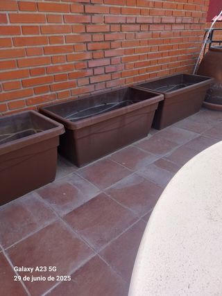 3 grandi vasi in resina marrone
