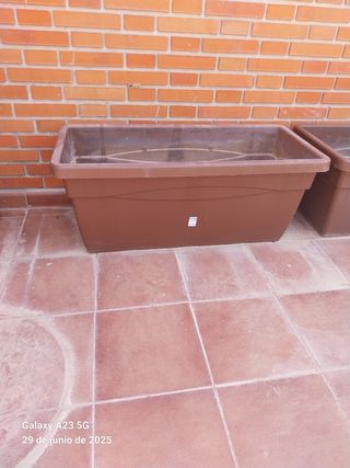 3 grandi vasi in resina marrone
