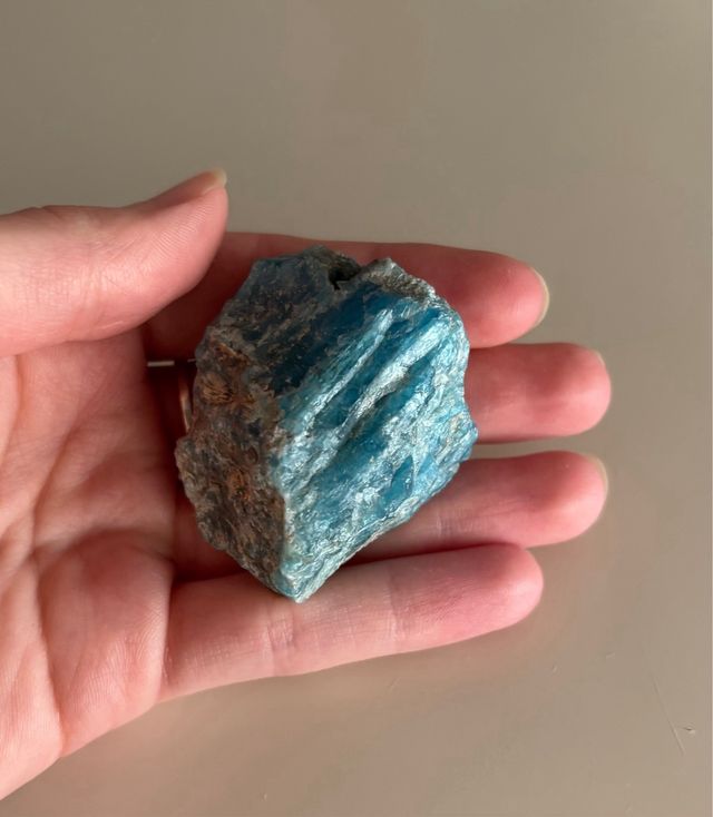 Apatita azul en bruto