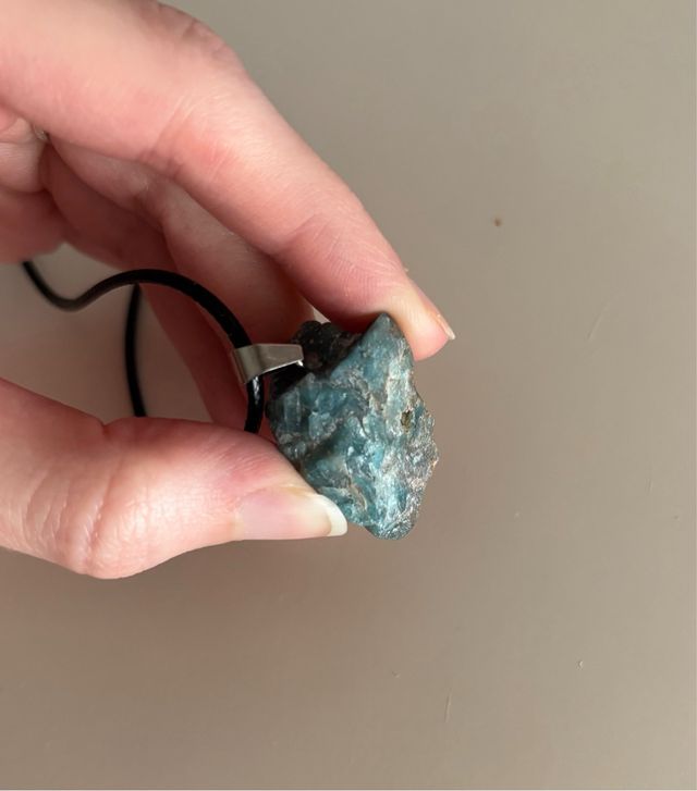 Collar de apatita azul