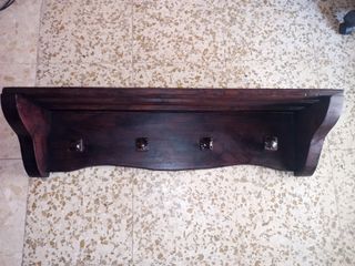 Perchero de madera marrón