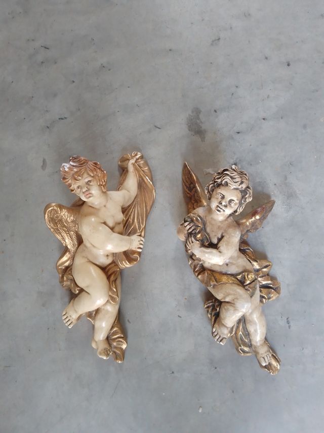 Ángeles de yeso policromados