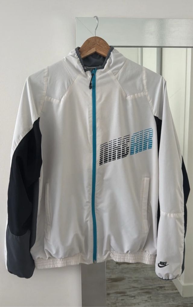 Chaqueta Nike blanca y gris