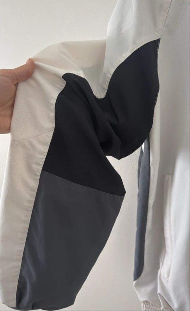 Chaqueta Nike blanca y gris
