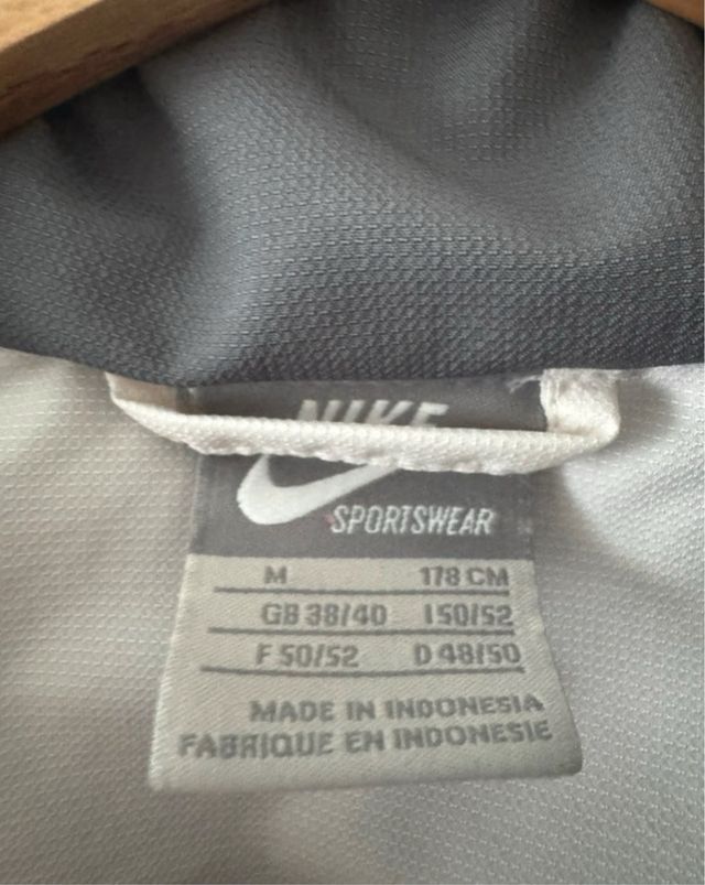 Chaqueta Nike blanca y gris