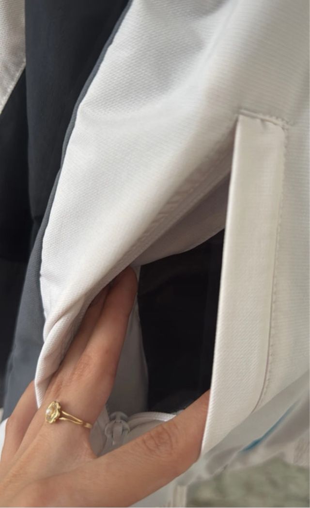 Chaqueta Nike blanca y gris