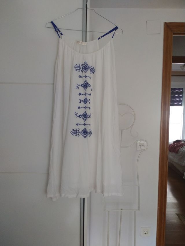 Vestido blanco playero - bordado azul