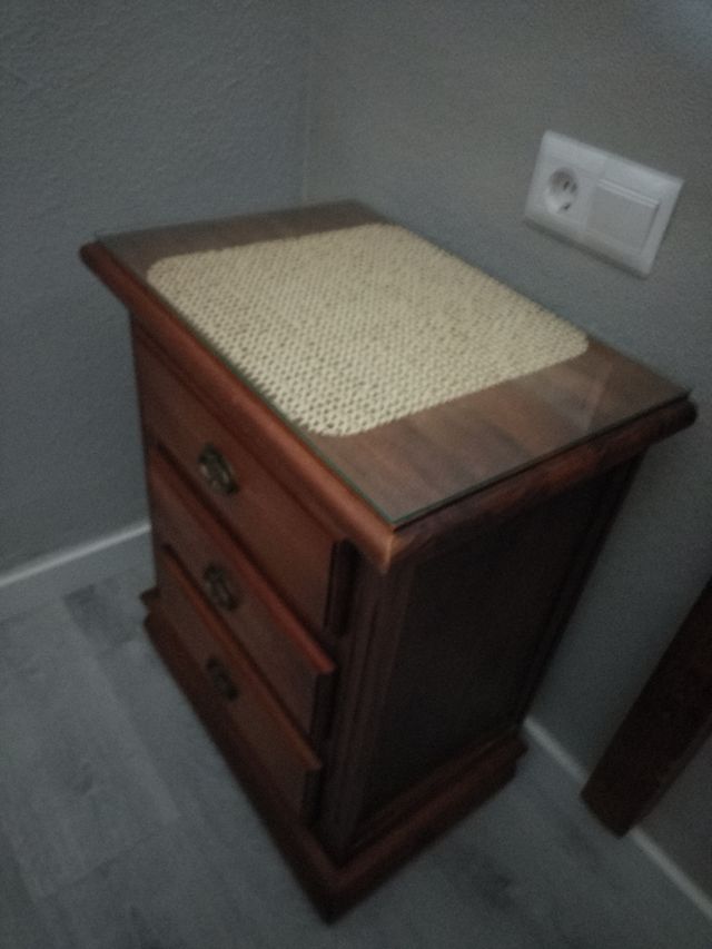 Cabecero y mesitas de noche de madera
