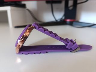 Reloj clásico de pulsera morado 