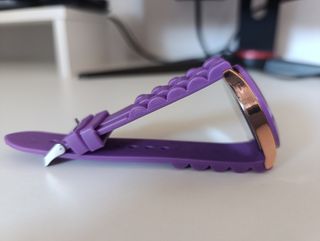 Reloj clásico de pulsera morado 
