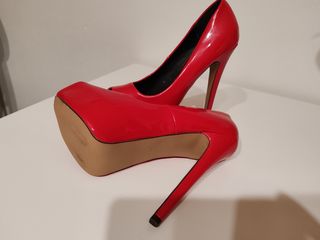 Zapatos rojos de tacón alto