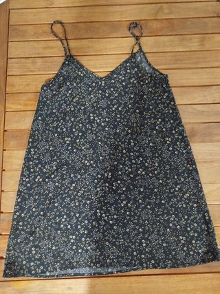 Vestido azul marino con estampado floral