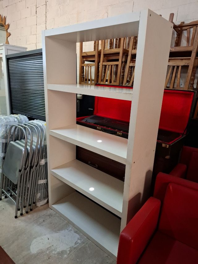 Estantería blanca de madera