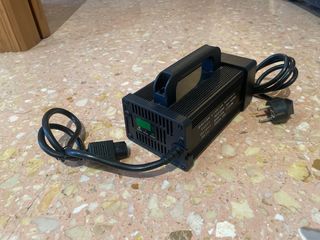 Cargador batería moto eléctrica 84V15A