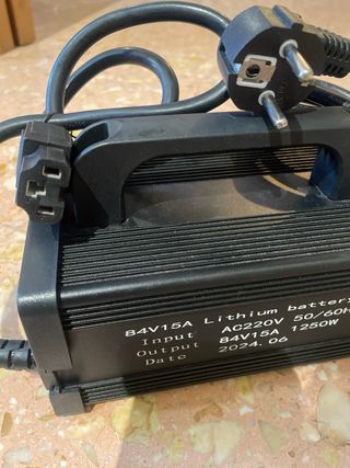 Cargador batería moto eléctrica 84V15A