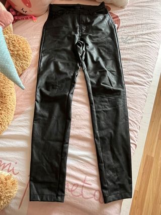 Pantalones cuero Stradivarius negros