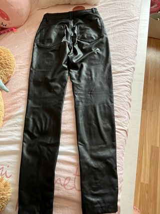 Pantalones cuero Stradivarius negros