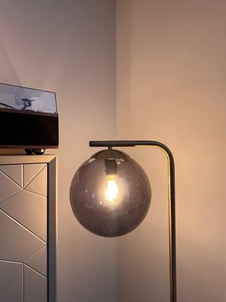 Lámpara de pie dorada - Estilo Moderno