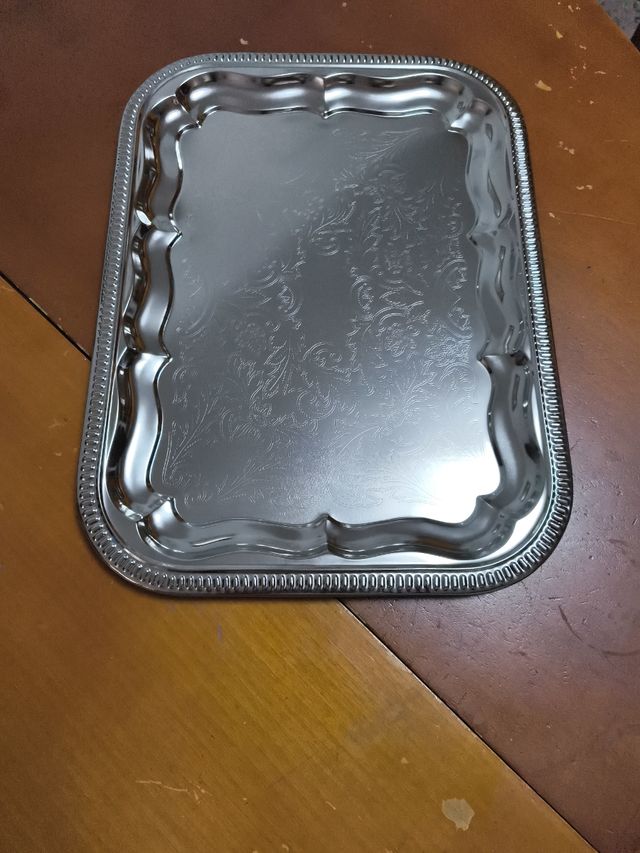 Bandeja metálica plateada
