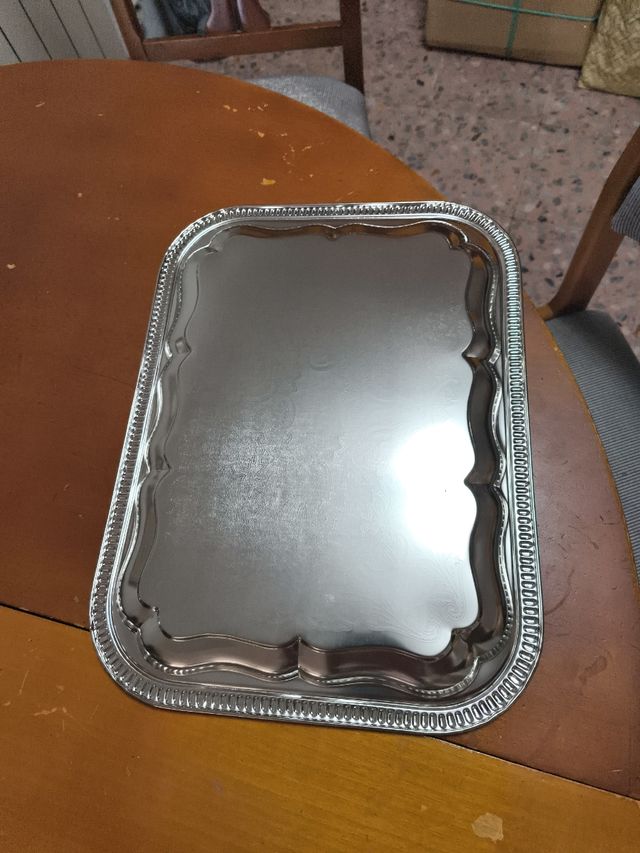 Bandeja metálica plateada
