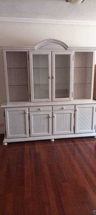 Muebles de pino macizo veteado en blanco y vitrina